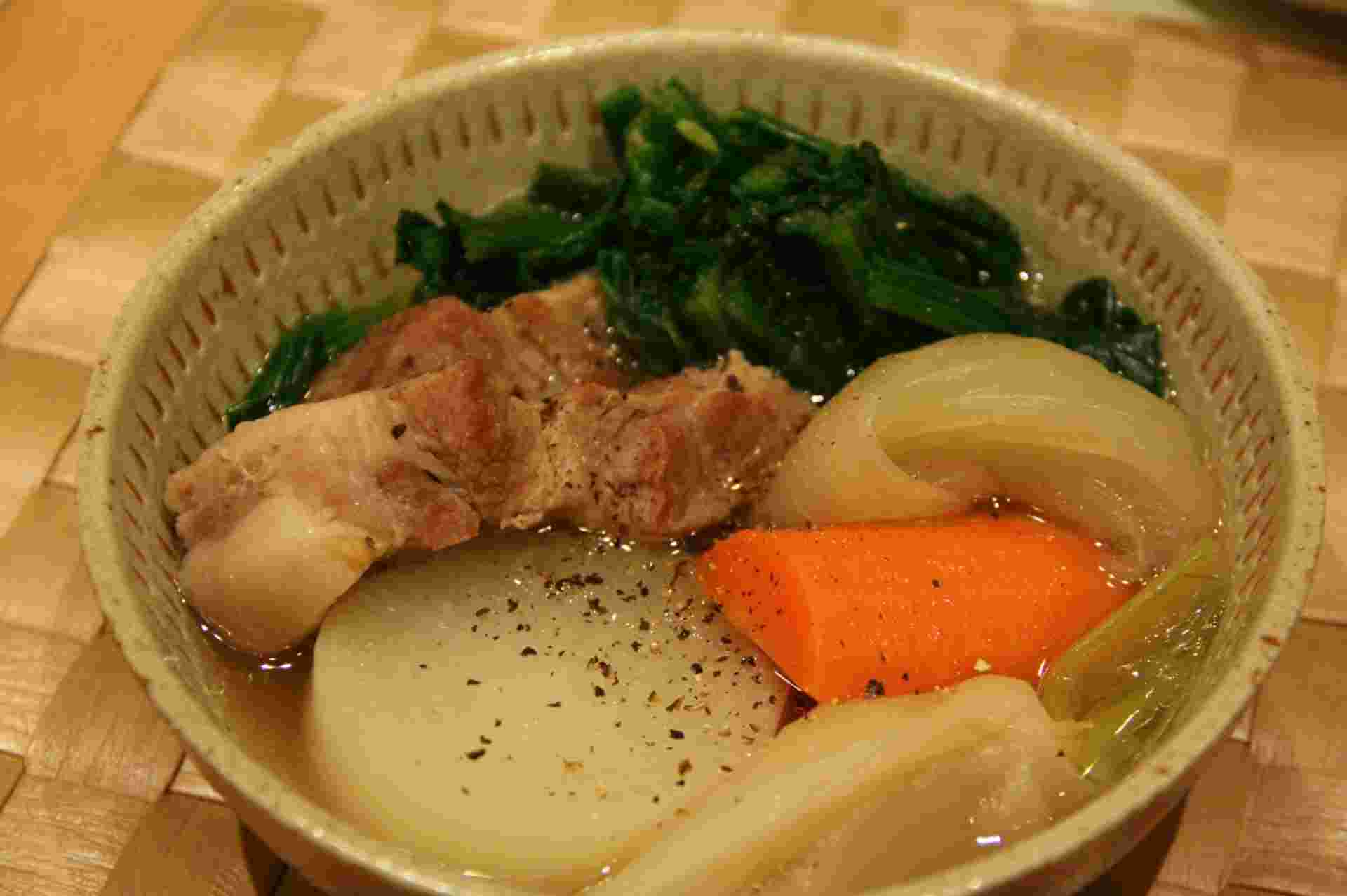 豚カタロース肉と根菜の中華煮込み