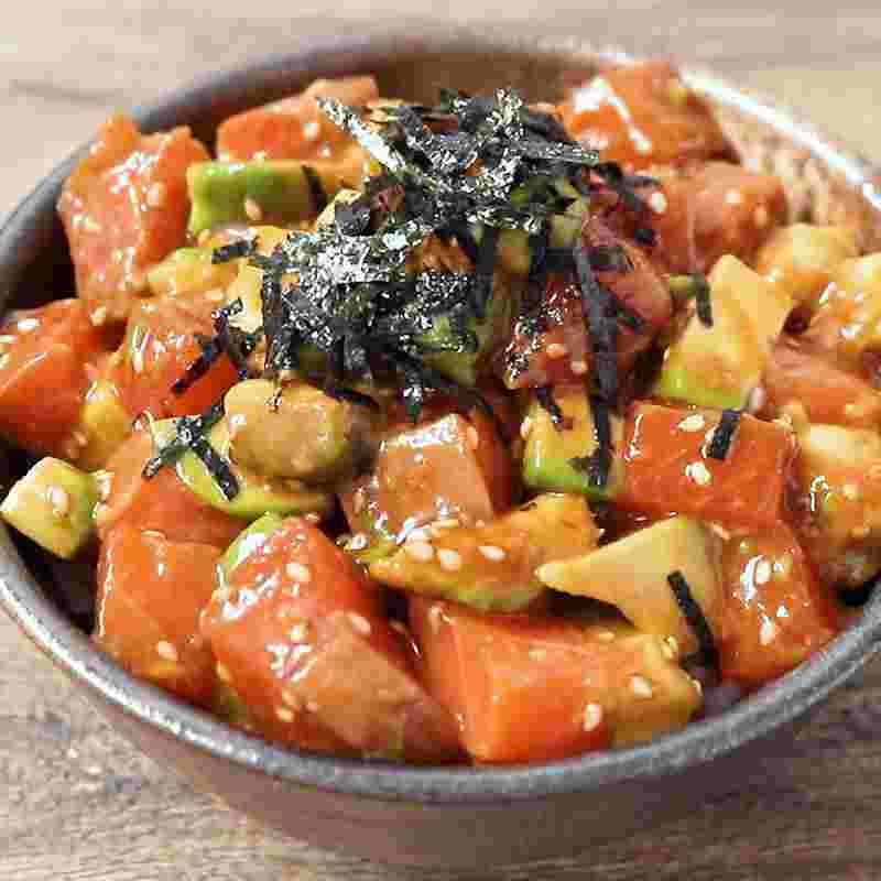 カフェごはんにピッタリのサーモンとアボカドのユッケ丼