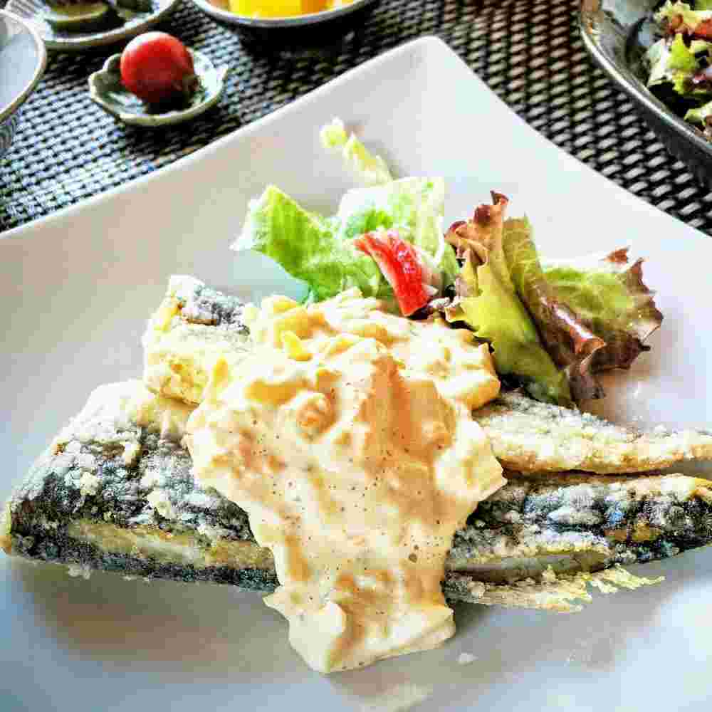 トビウオの唐揚げ・タルタルソースのせ