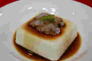 簡単たこわさ冷や奴がお皿に盛られている