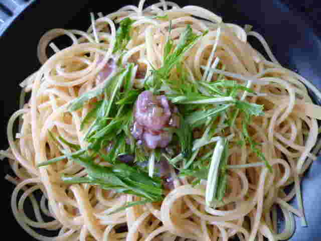 たこわさの和風パスタを盛りつけたところ