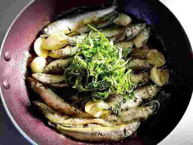 鮎の稚魚を使ったアヒージョ
