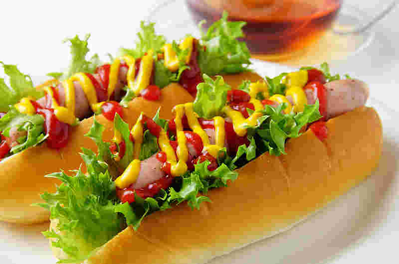 レタスをはさんだホットドッグ