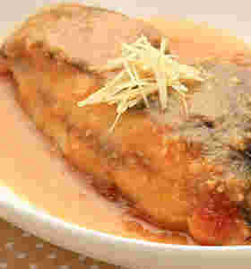 器に盛られた照りみそカレイ
