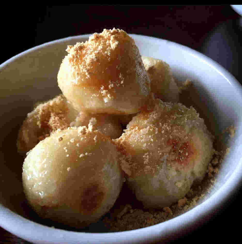 きな粉をまぶした焼き団子