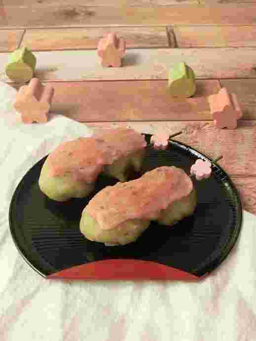 桜あんをのせた抹茶の団子