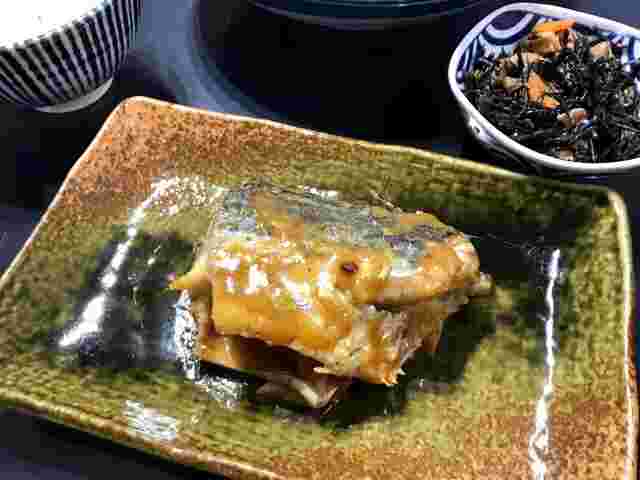 味噌味で煮付けたさごし
