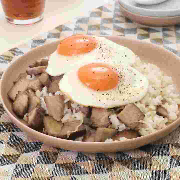 目玉焼きのせチャーシュー丼