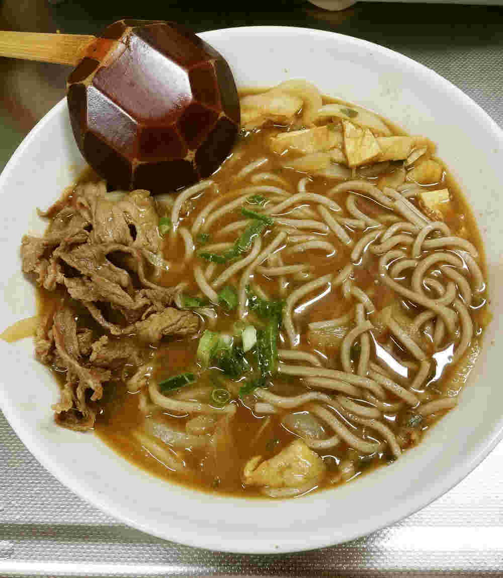 牛肉入りのカレーそば