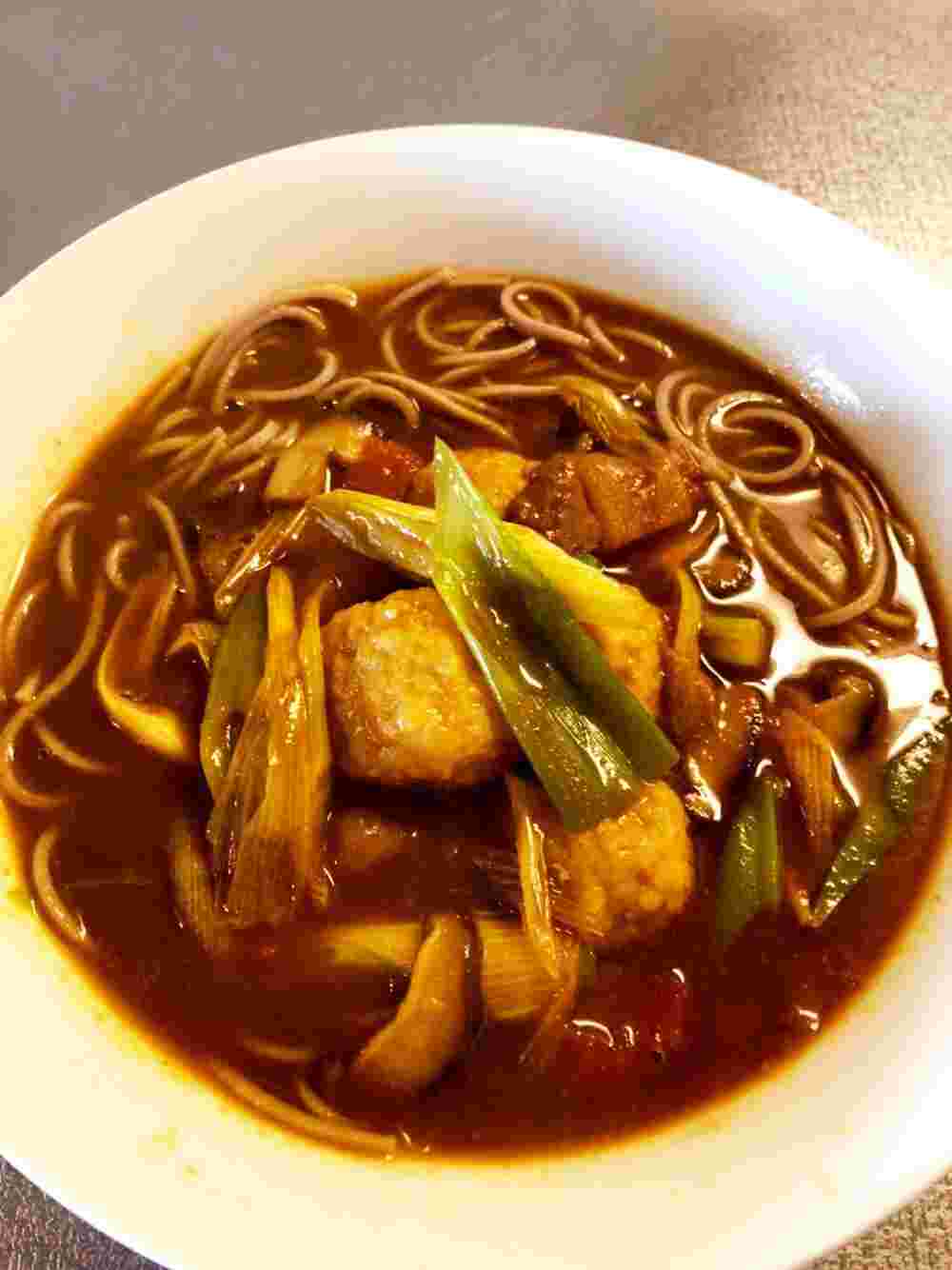 レトルトカレーを使った鶏団子入りカレーそば