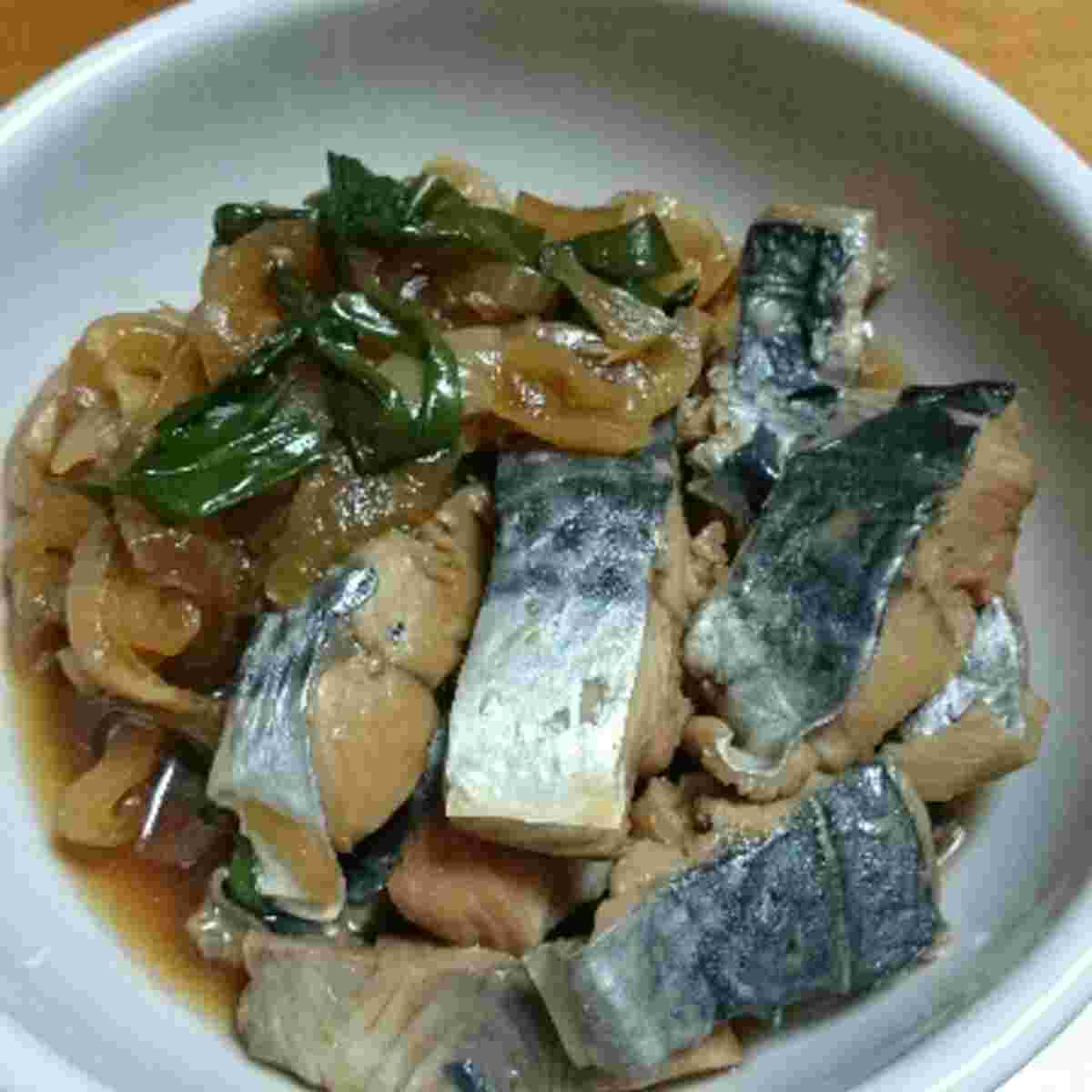 玉ねぎと一緒に甘辛く煮たさごし