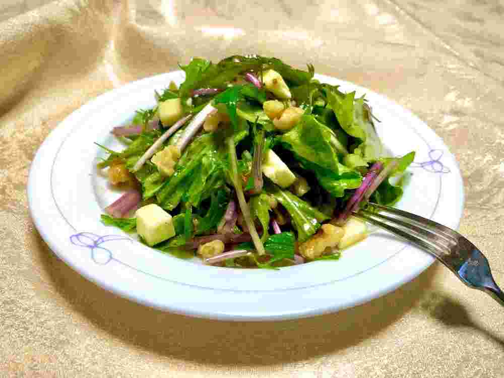 レタスにチーズ・胡桃のドレッシングサラダ