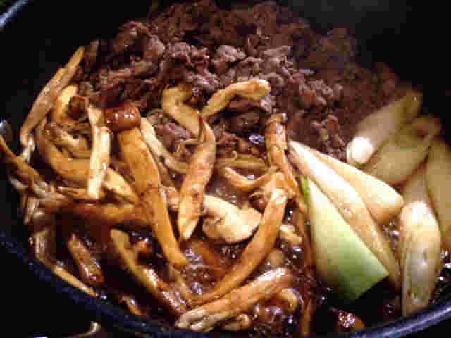 松茸や牛肉、豆腐、ネギなどを使ったすき焼き