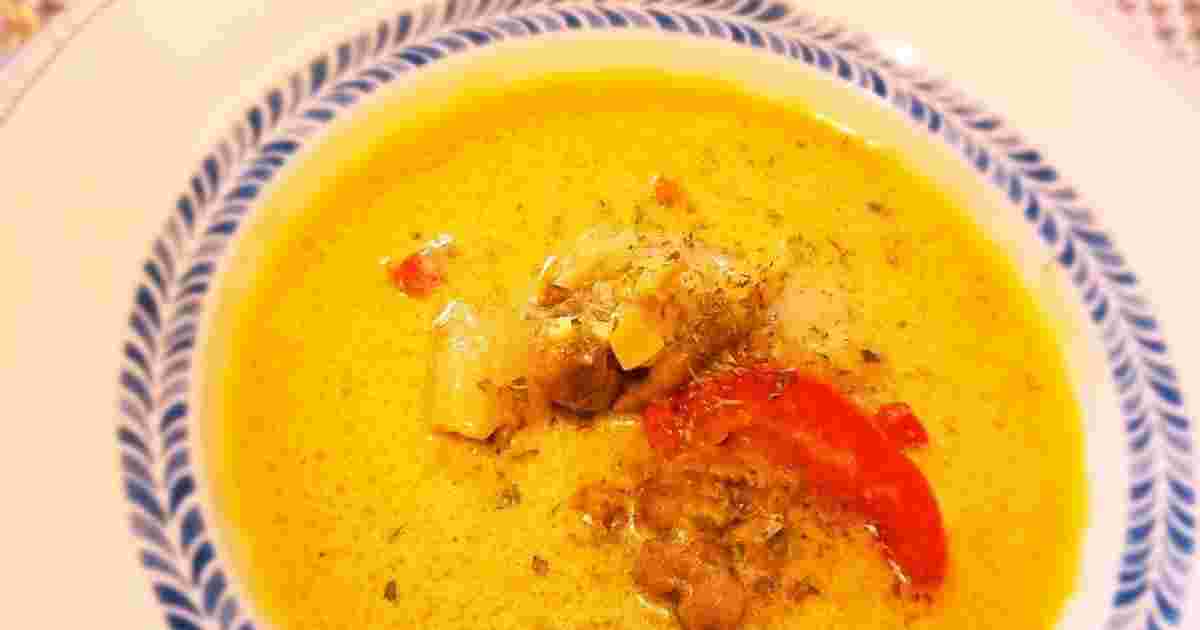 カレーパウダー入りチキンのココナッツスープ