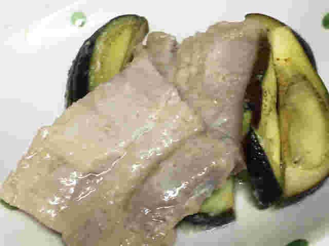 豚肉と一緒にレンジで蒸した水ナス
