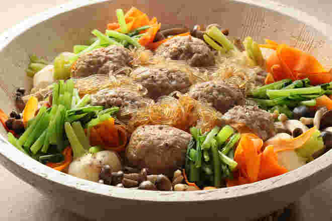土鍋を使った蒸し料理「肉だんごと春雨の蒸し煮」