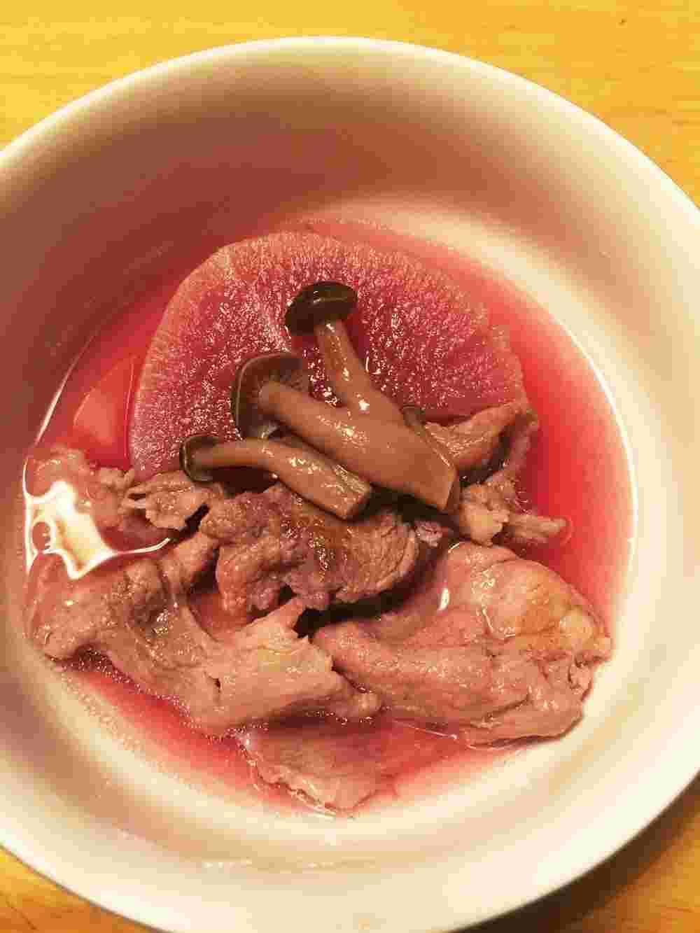 しめじと豚肉と赤大根の煮物レシピ