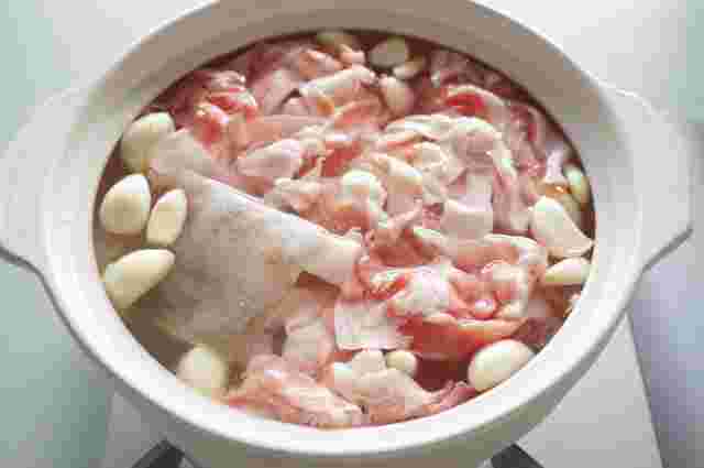焼肉用豚バラ肉を使った鍋料理