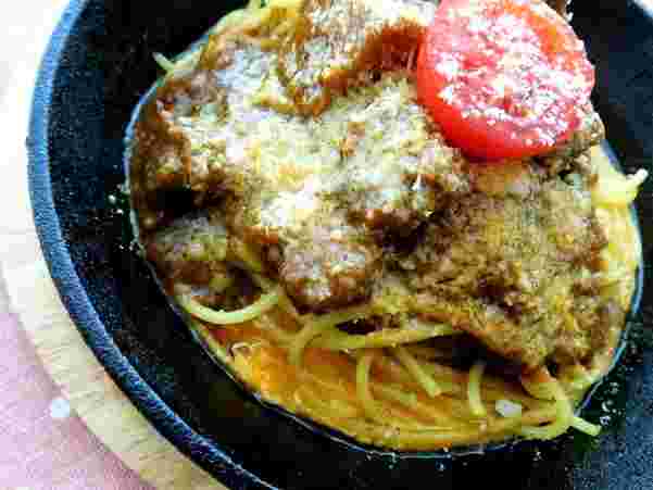 焼きトマトをのせたカレーパスタ