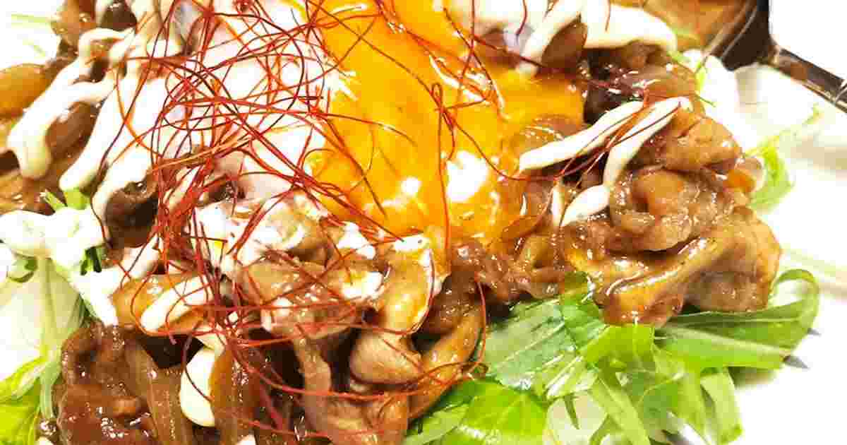 豚こまと玉ねぎを使った豚マヨ丼