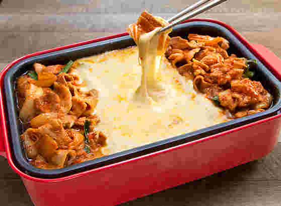 豚肉とチーズを使った「ホットプレートでチーズ豚キムチ」