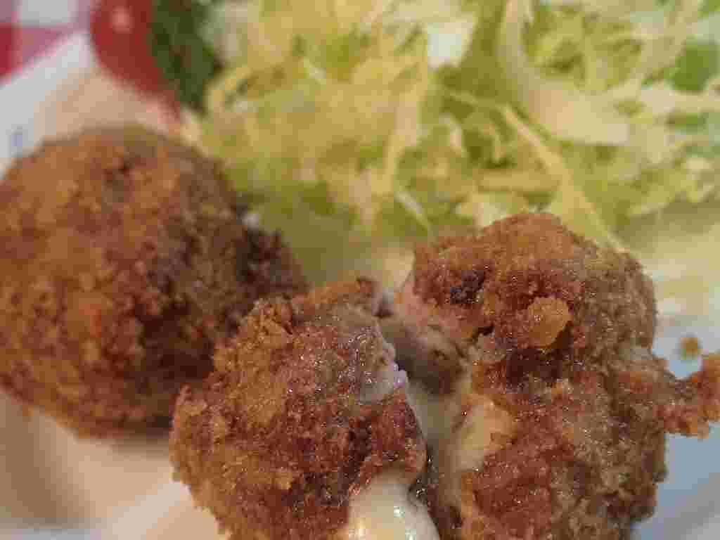 豚肉とチーズを使った「チーズがとろける豚こま海賊揚げ」