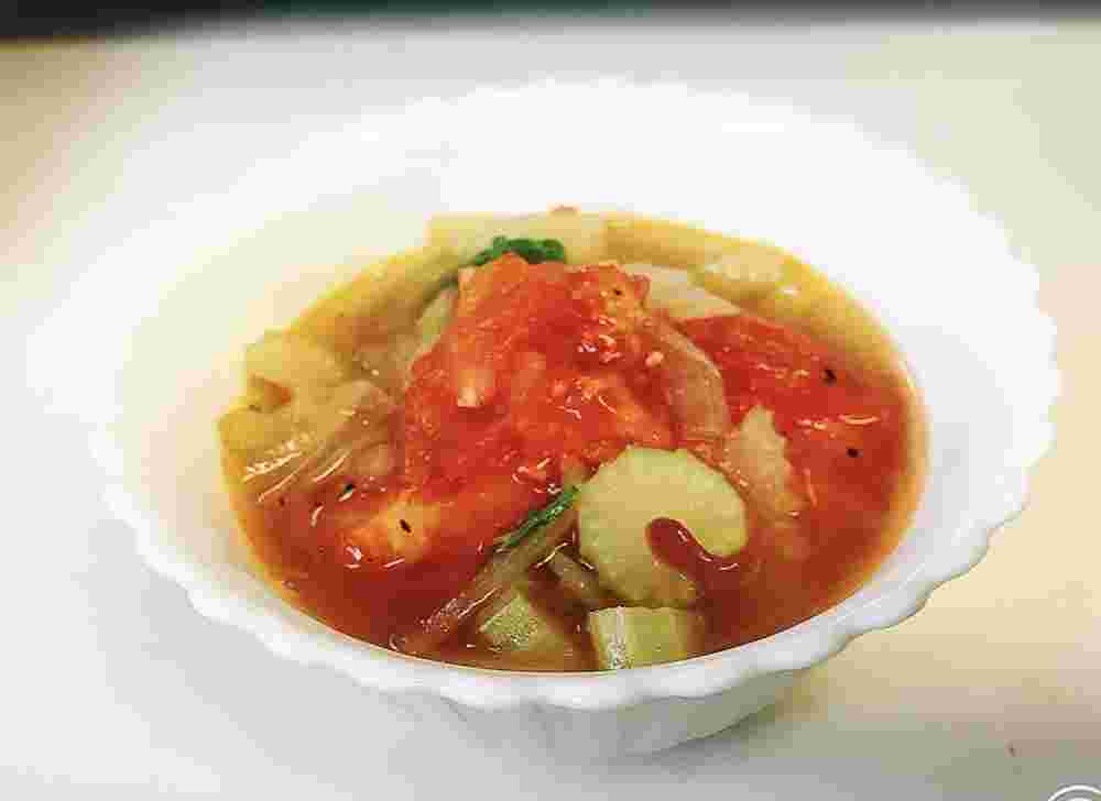 トマトとセロリの入ったスープストック風のスープ