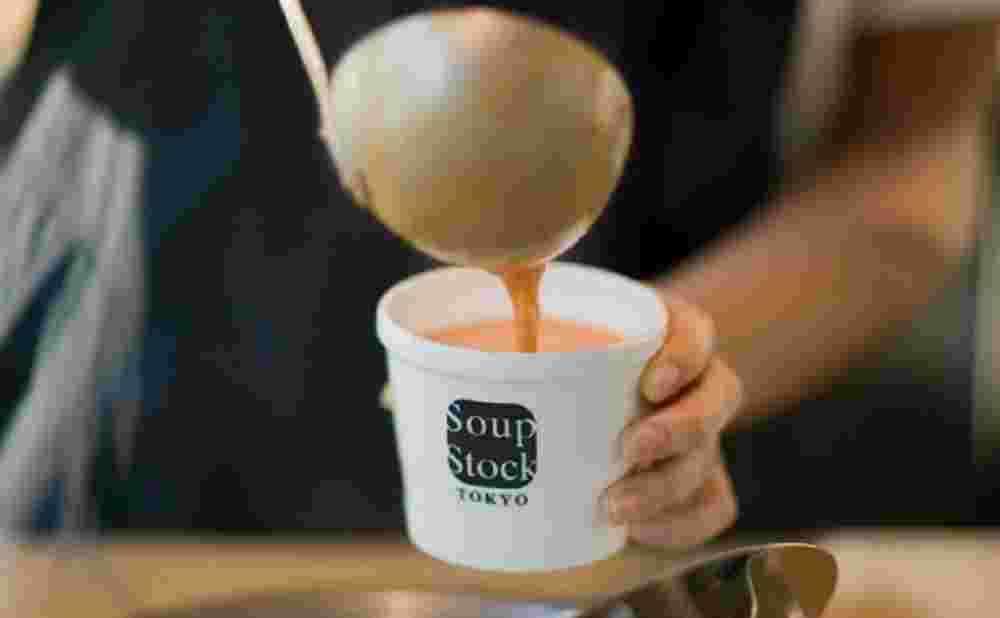 スープストックのカップに注がれるスープ