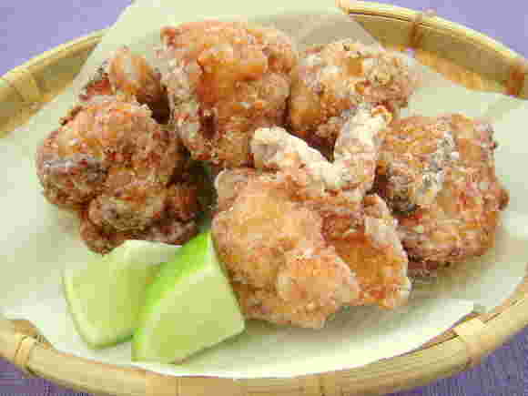 ざる盛った竜田揚げ