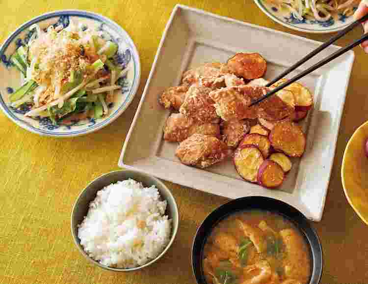 皿の上にある竜田揚げ