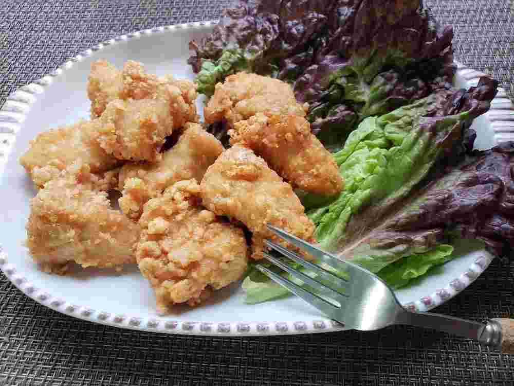皿の上の鶏むね肉の竜田揚げ