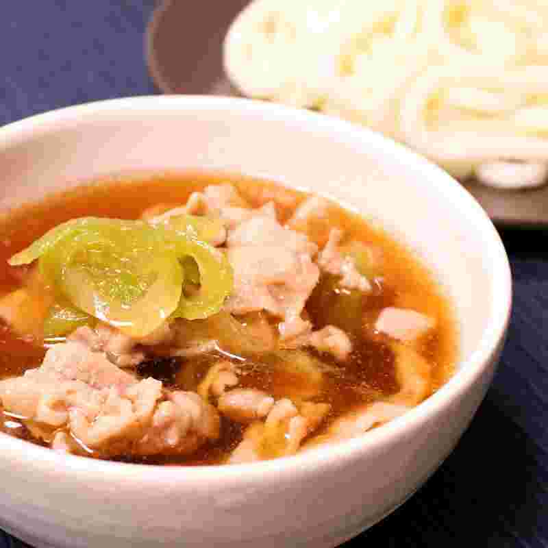 ネギと豚肉を使った肉汁つけうどん