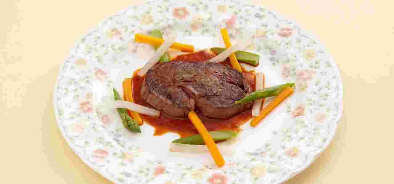 牛ヒレ肉の赤ワインソースかけ