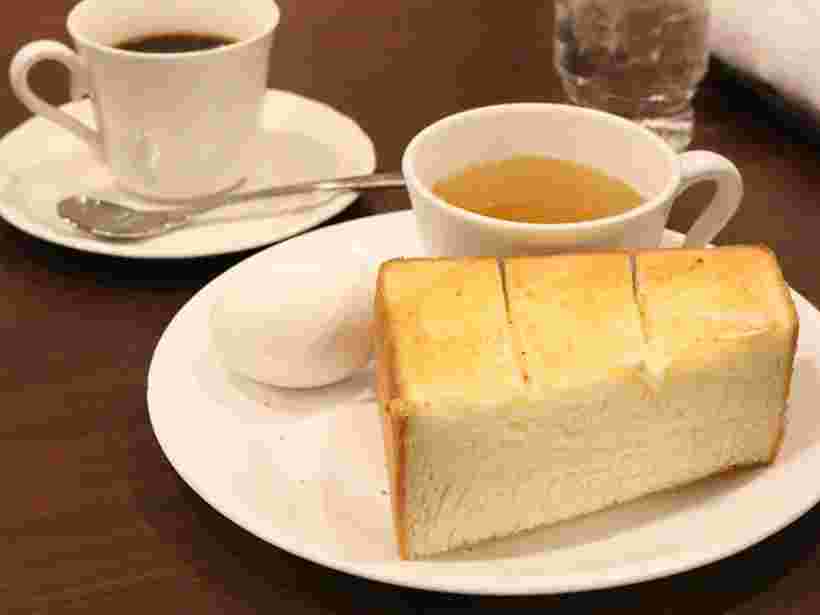 分厚い食パンとゆで卵、スープがセットになったモーニングメニューAセット
