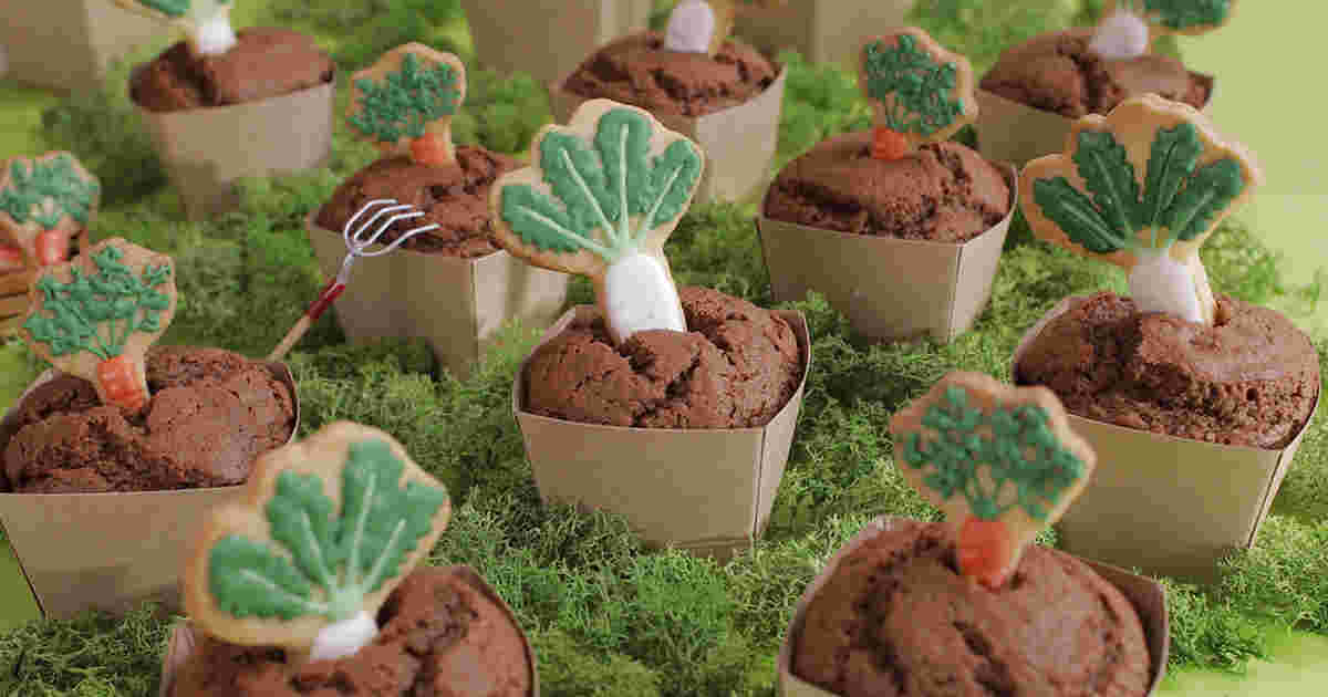 チョコマフィンに刺さった野菜のアイシングクッキー
