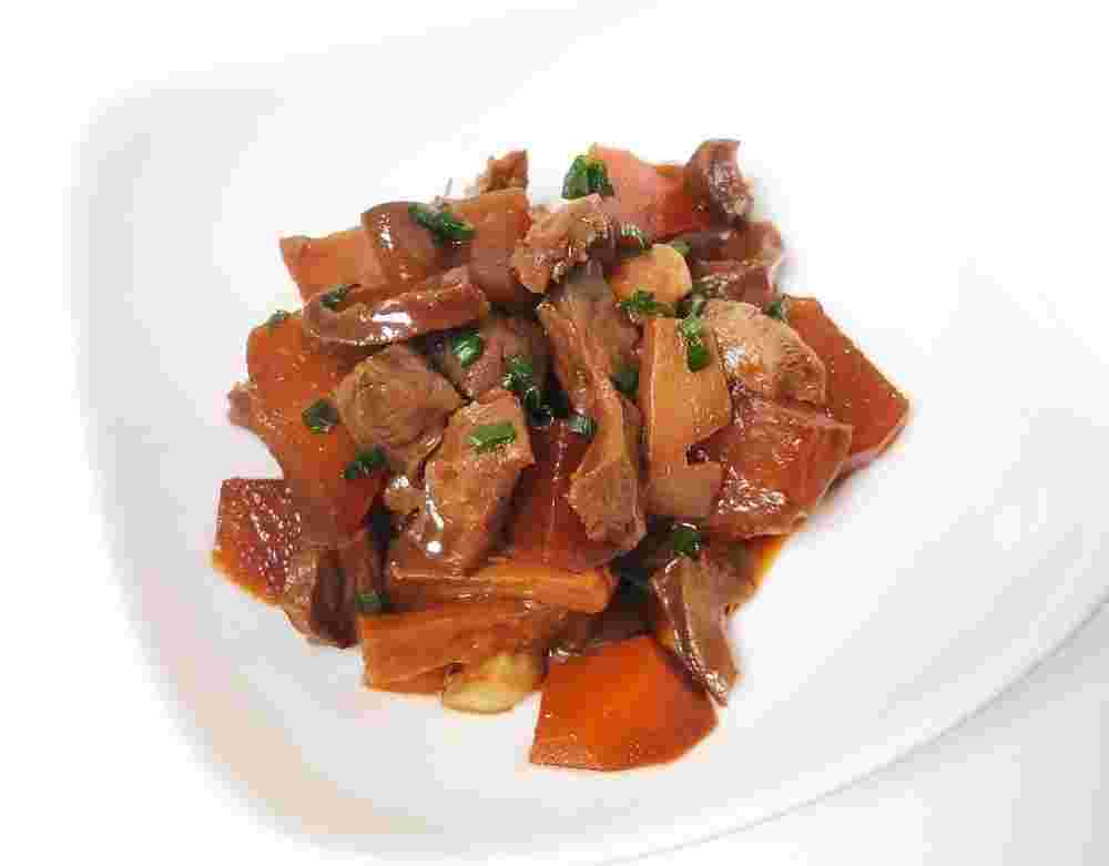 白いお皿に盛られた豚ハツの土手煮