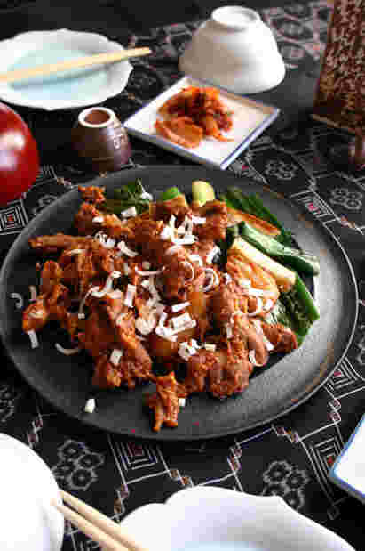 鉄板の上で焼かれている豚ハツのキムチ焼き