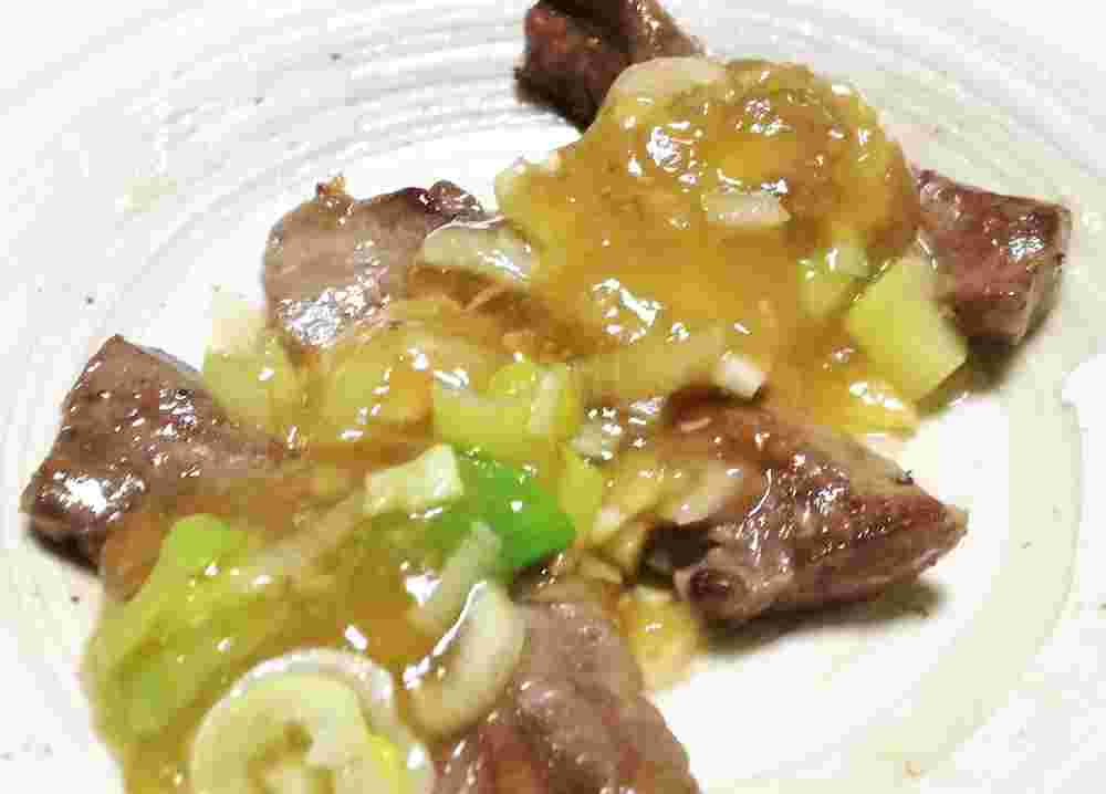 白いお皿に盛られた餡かけ豚ハツ塩