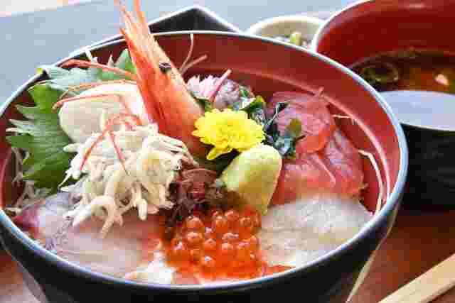 豪華な海鮮丼