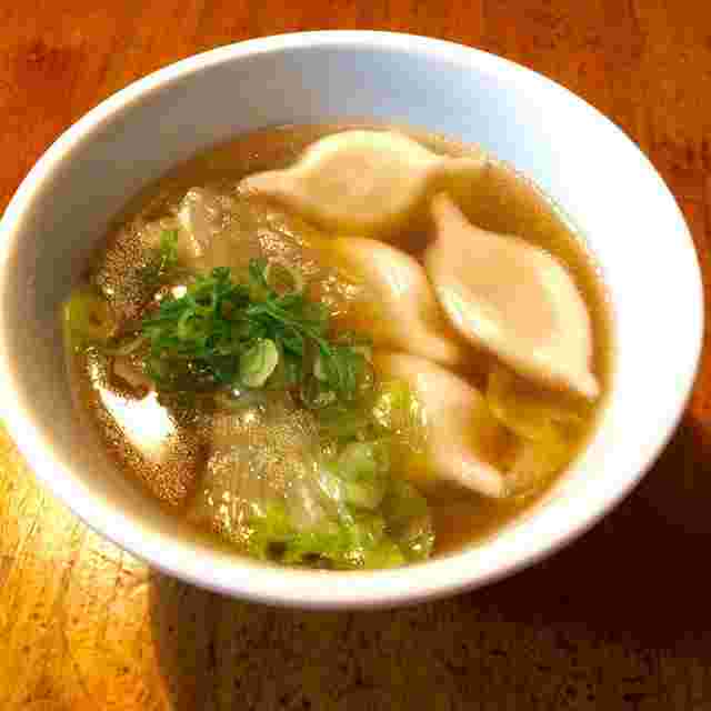 シャンタンを使った水餃子とレタスのスープ