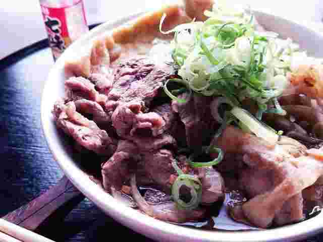 牛バラ薄切り肉のすき焼き風煮込みうどん