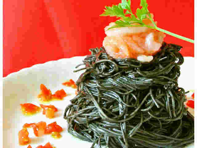 明太子を乗せたイカスミパスタ