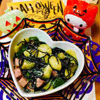 ベーコンやリンゴを混ぜたイカスミパスタ