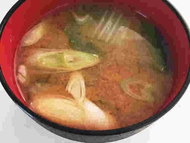 美味しそうな黒はんぺんの味噌汁