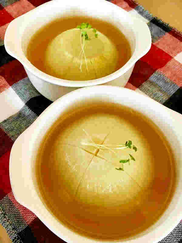 玉ねぎが丸ごと入ったコンソメスープ