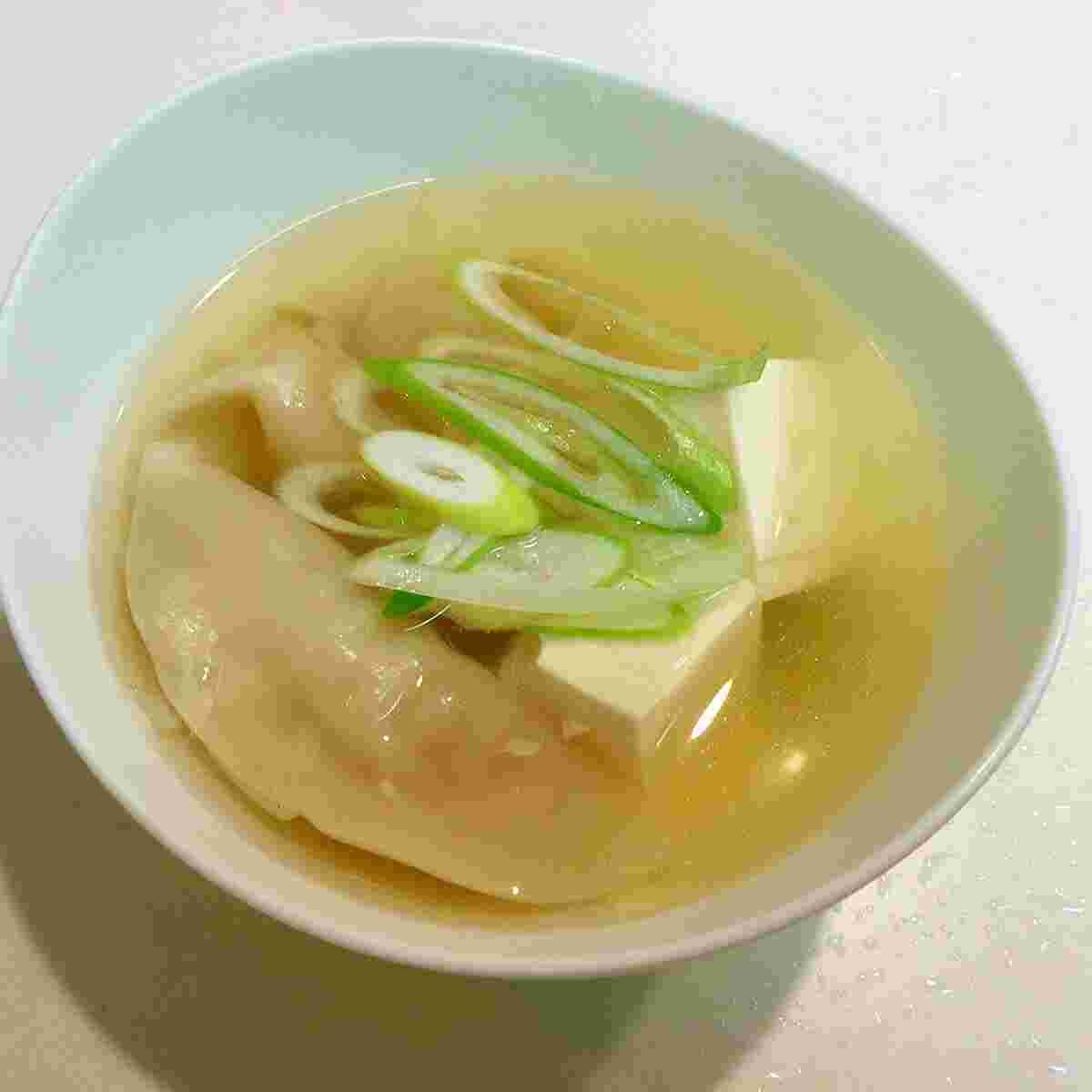 シンプルなコンソメのみの餃子スープ