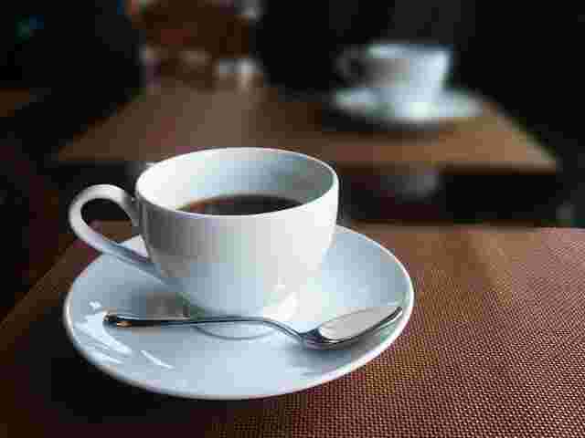 喫茶店のテーブルに乗せられているコーヒー