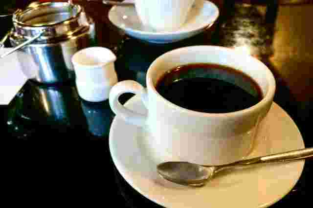 喫茶店のテーブル上にあるコーヒー