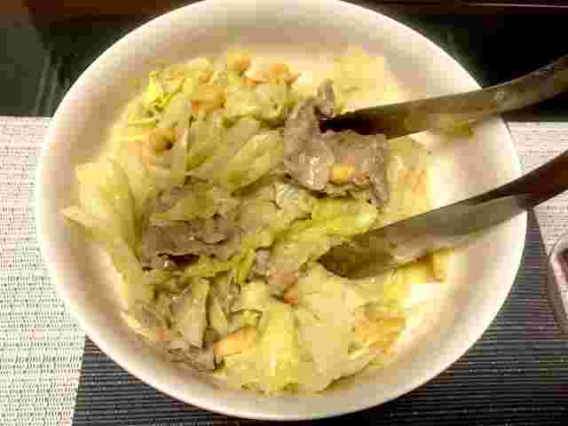 怒田肉とキャベツの蒸し野菜サラダ