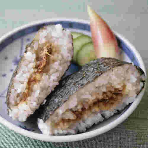皿に乗ったおかかおにぎり